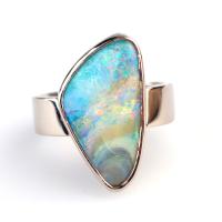 Weißgold-Ring mit dreieckigem Boulder-Opal