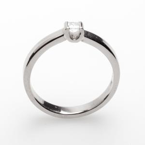 silberner Ring mit Diamant in schlichter Fassung