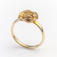 Goldener Ring mit Rose