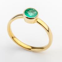 Goldener Ring mit rundem Smaragd