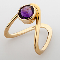 Goldener Victoriaring mit violettem Stein