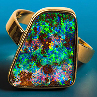 Goldener Ring mit Boulder-Opal