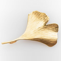 Goldener Anstecker in Form eines Ginkgoblatts